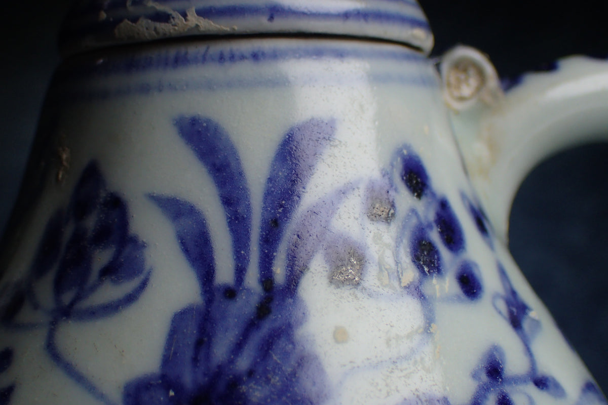 元青花 梨形滿池嬌壺 (沈船件) Yuan Blue and White Pear-Shaped 'Mandarin Duck and Lotus' Ewer (Shipwreck Find)(有蓋子拿取需小心)
