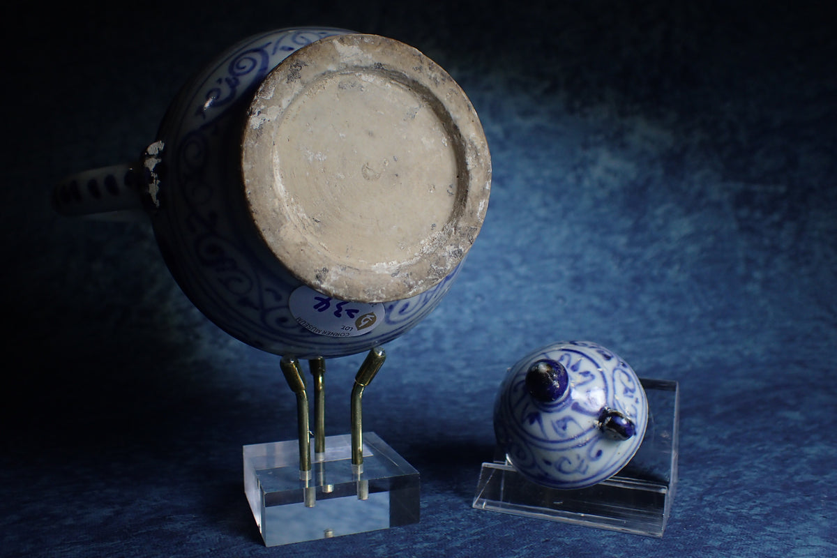 元青花 梨形滿池嬌壺 (沈船件) Yuan Blue and White Pear-Shaped 'Mandarin Duck and Lotus' Ewer (Shipwreck Find)（有蓋子拿取需小心）