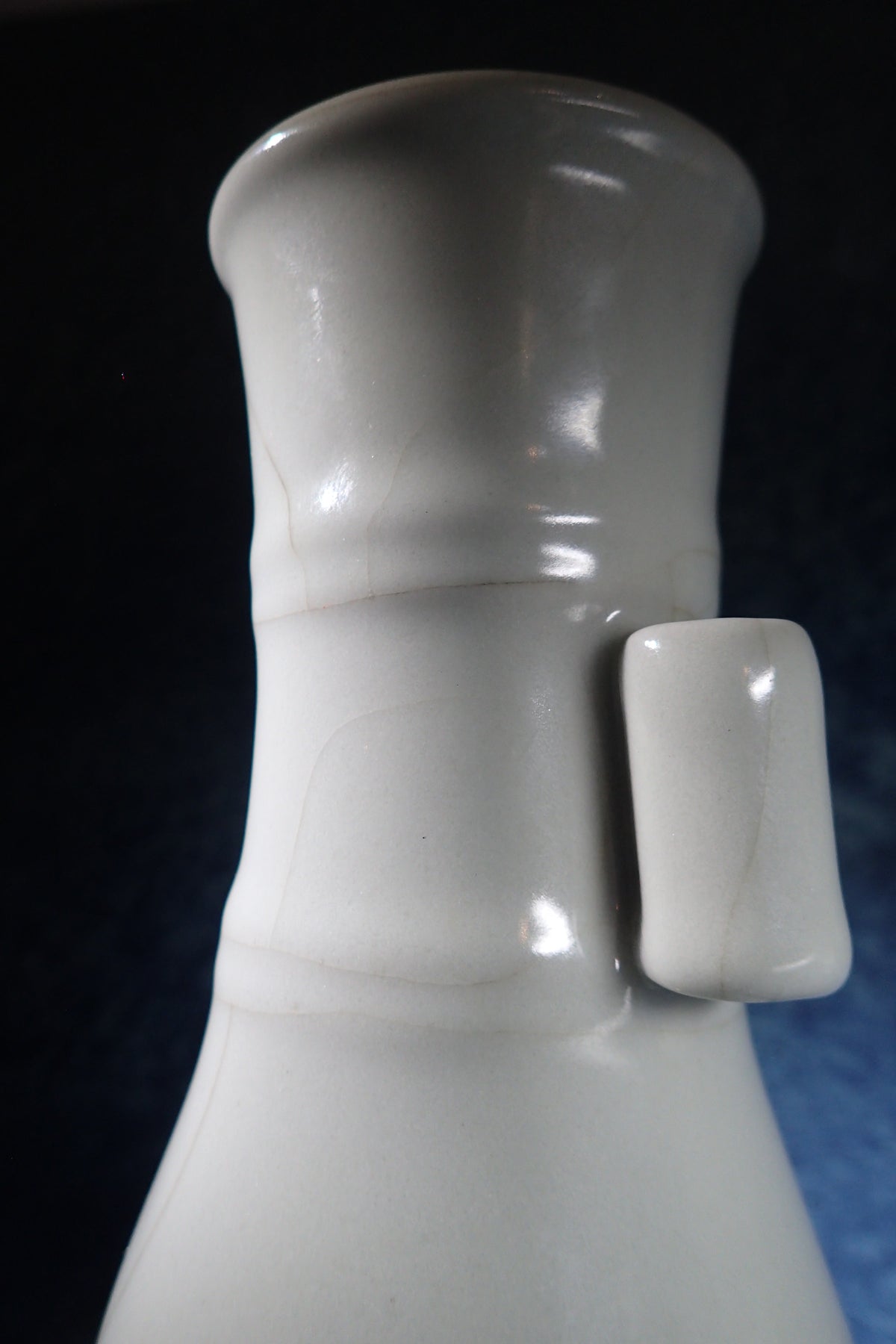 清乾隆 仿官釉貫耳瓶 Qianlong Faux-Guan Handled Vase