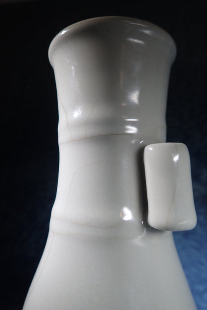 清乾隆 仿官釉貫耳瓶 Qianlong Faux-Guan Handled Vase