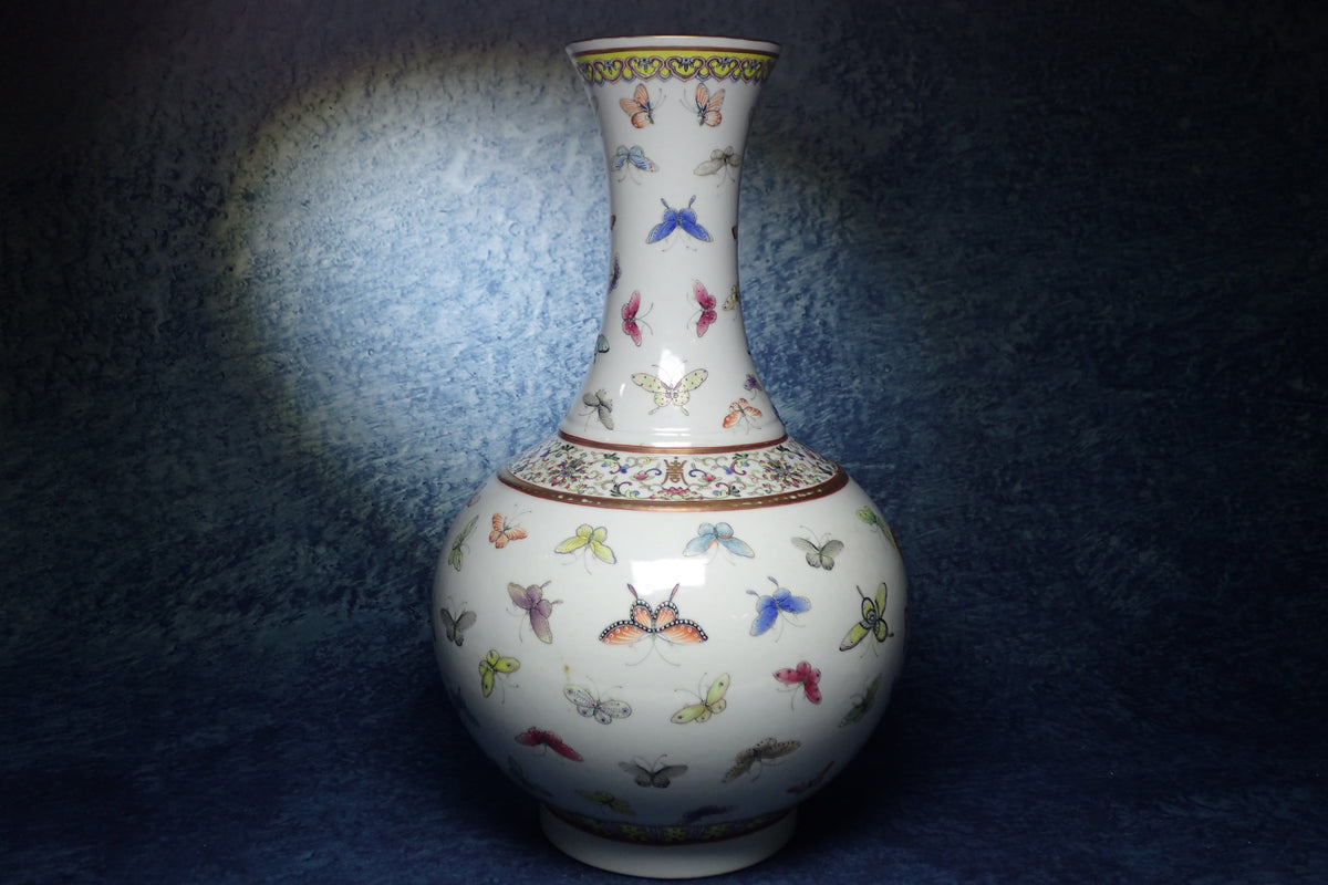 大清光緒粉彩百蝶天球瓶 Qing Guangxu Famille Rose 'Hundred Butterflies' Globular Vase