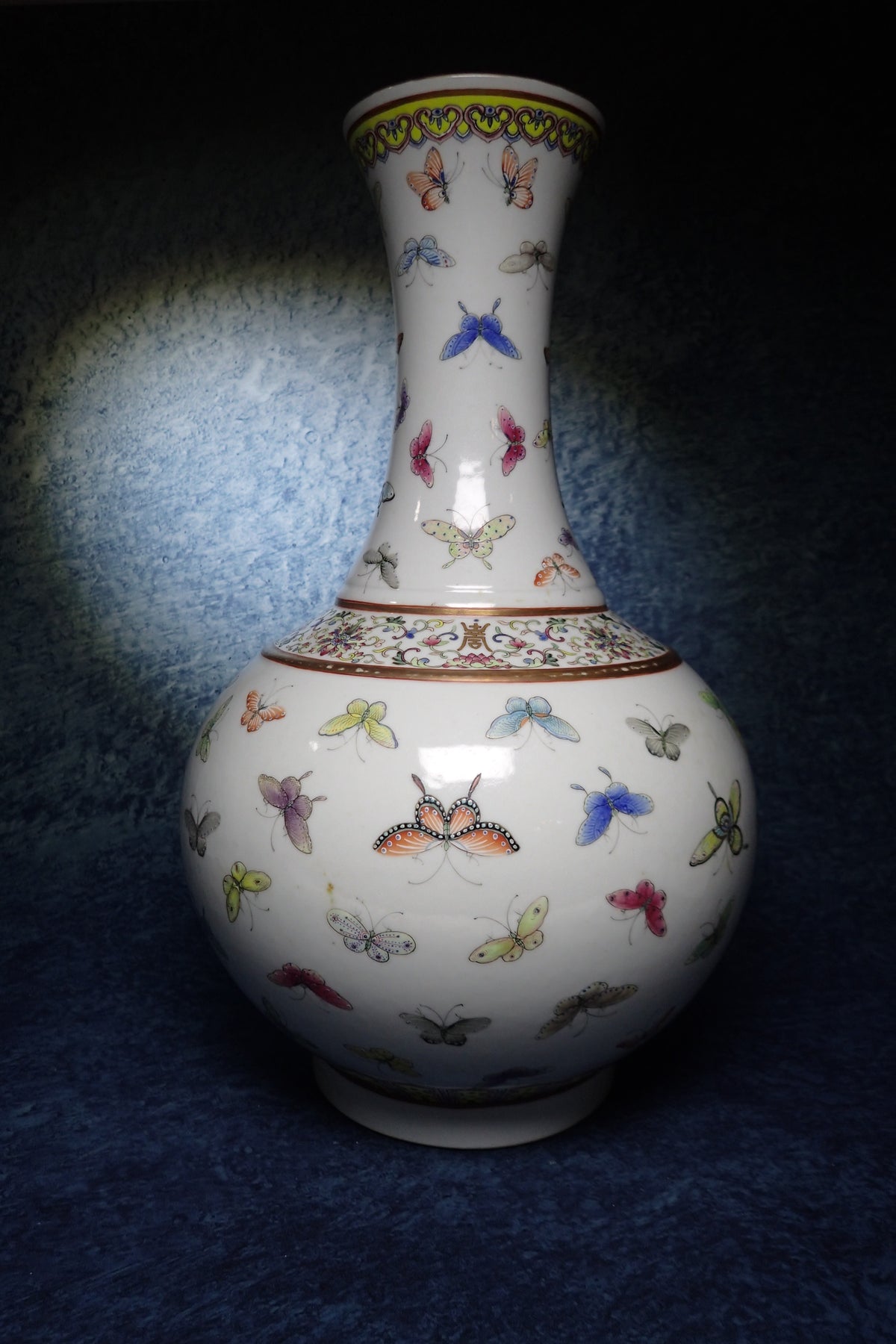 大清光緒粉彩百蝶天球瓶 Qing Guangxu Famille Rose 'Hundred Butterflies' Globular Vase
