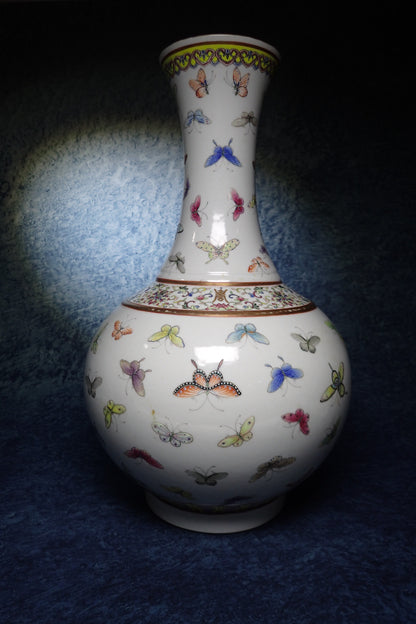 大清光緒粉彩百蝶天球瓶 Qing Guangxu Famille Rose 'Hundred Butterflies' Globular Vase