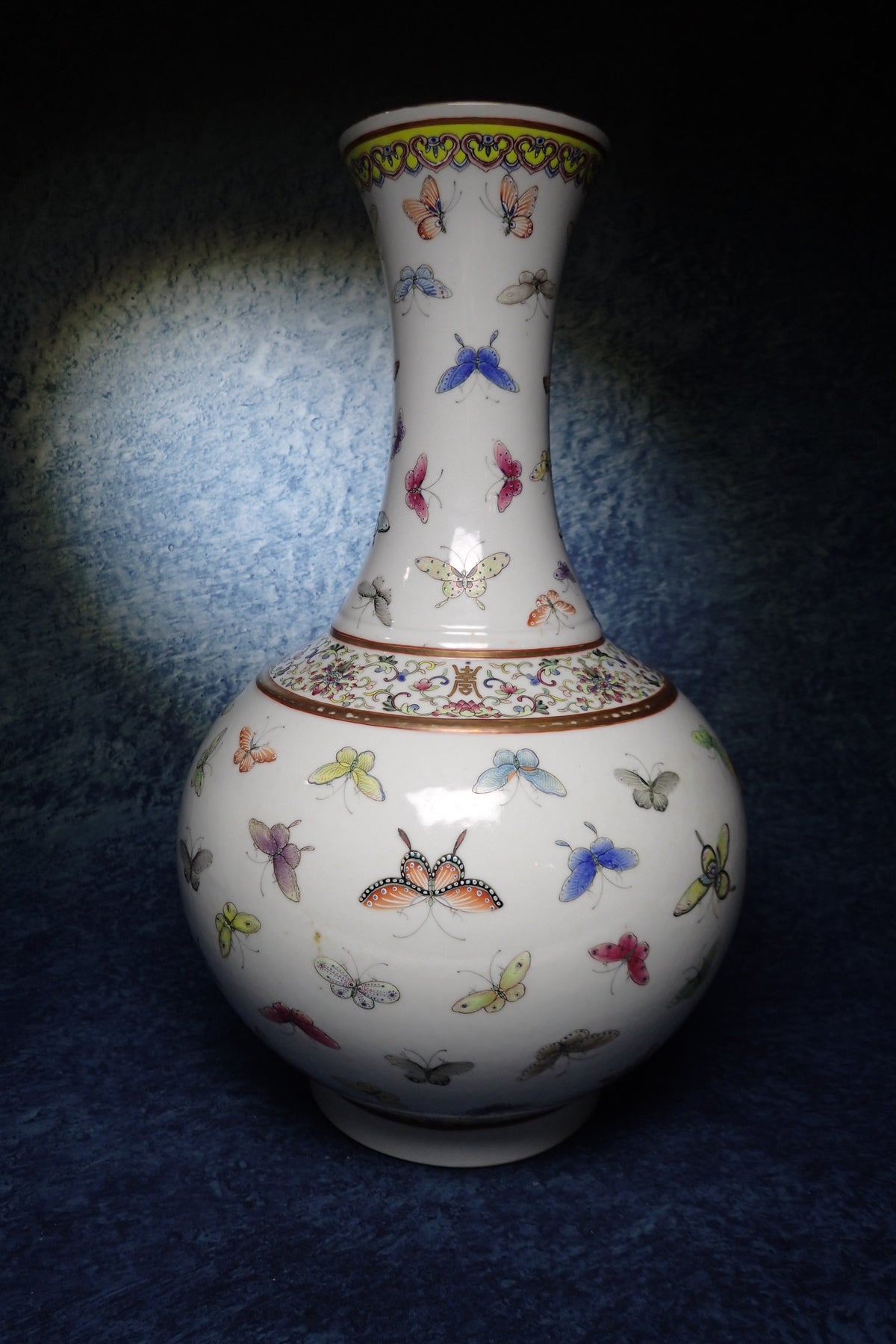 大清光緒粉彩百蝶天球瓶 Qing Guangxu Famille Rose 'Hundred Butterflies' Globular Vase