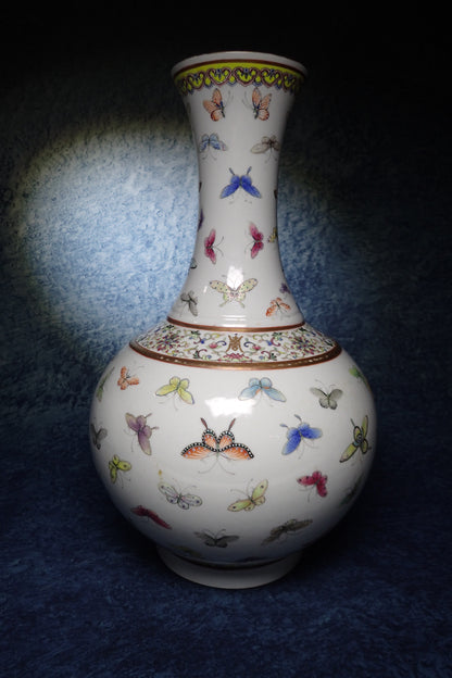 大清光緒粉彩百蝶天球瓶 Qing Guangxu Famille Rose 'Hundred Butterflies' Globular Vase