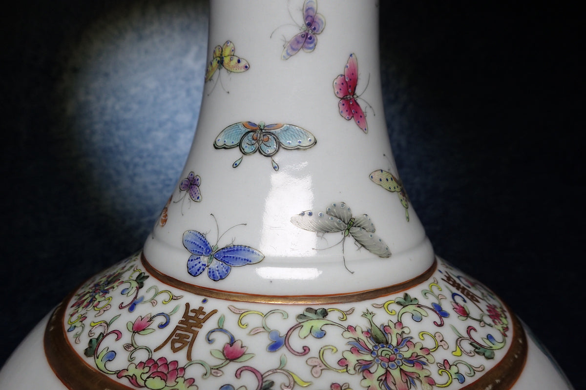大清光緒粉彩百蝶天球瓶 Qing Guangxu Famille Rose 'Hundred Butterflies' Globular Vase