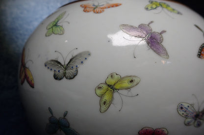 大清光緒粉彩百蝶天球瓶 Qing Guangxu Famille Rose 'Hundred Butterflies' Globular Vase