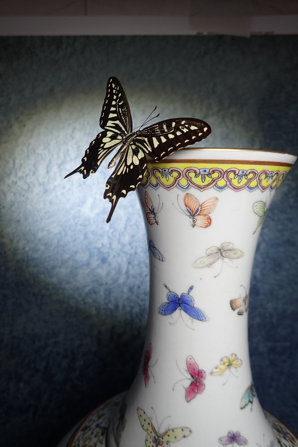 大清光緒粉彩百蝶天球瓶 Qing Guangxu Famille Rose 'Hundred Butterflies' Globular Vase