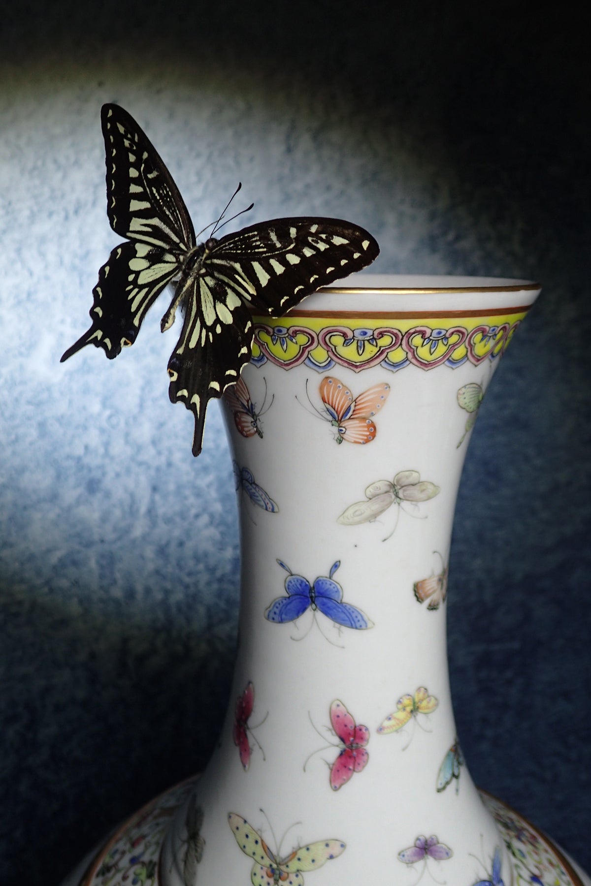 大清光緒粉彩百蝶天球瓶 Qing Guangxu Famille Rose 'Hundred Butterflies' Globular Vase