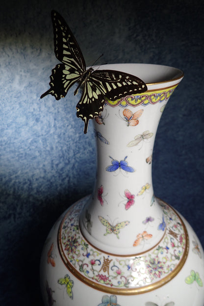 大清光緒粉彩百蝶天球瓶 Qing Guangxu Famille Rose 'Hundred Butterflies' Globular Vase