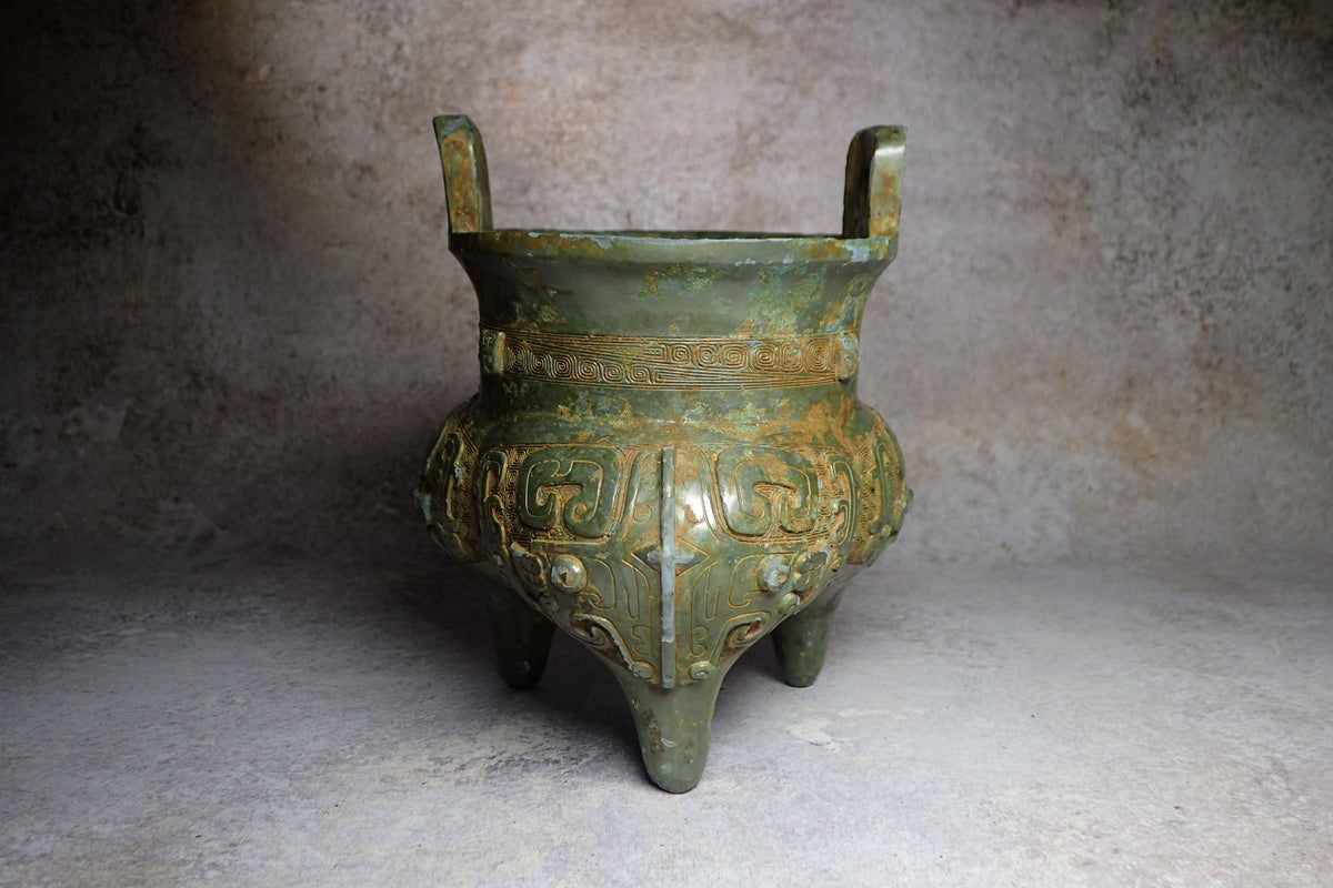 商晚期獸面雙耳青銅鬲 Late Shang Animal Mask Double-Handled Li