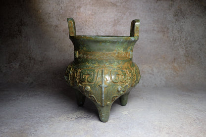 商晚期獸面雙耳青銅鬲 Late Shang Animal Mask Double-Handled Li