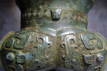 商晚期獸面雙耳青銅鬲 Late Shang Animal Mask Double-Handled Li