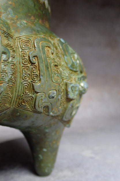 商晚期獸面雙耳青銅鬲 Late Shang Animal Mask Double-Handled Li